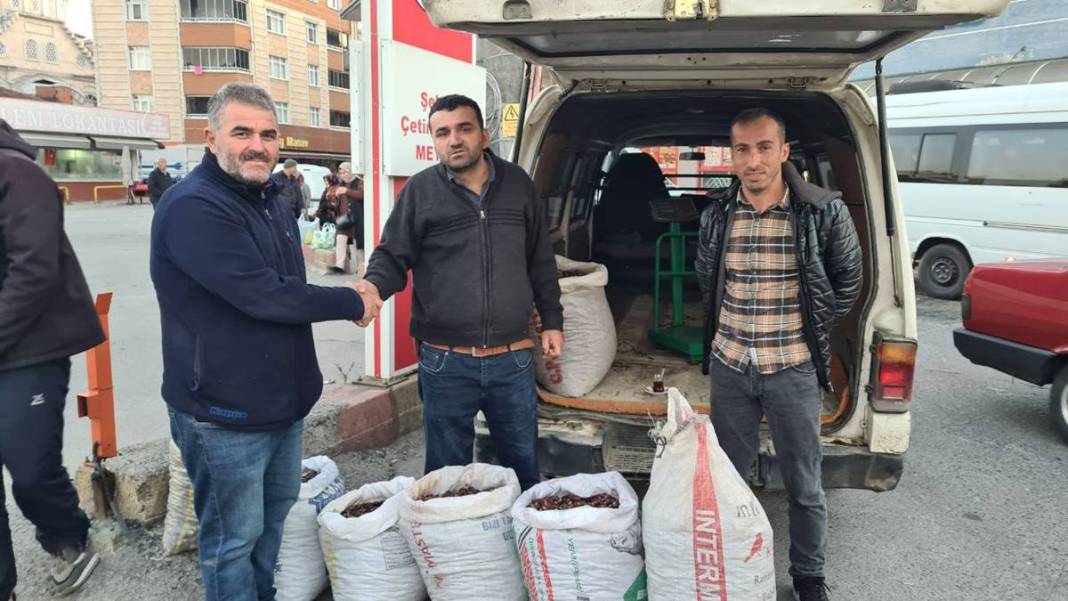 O ilde borsası oluştu: Kilosu 130-200 TL'den satılıyor! Türkiye'nin her yerinde gelip sabah saatlerinde sıra oluyorlar 4